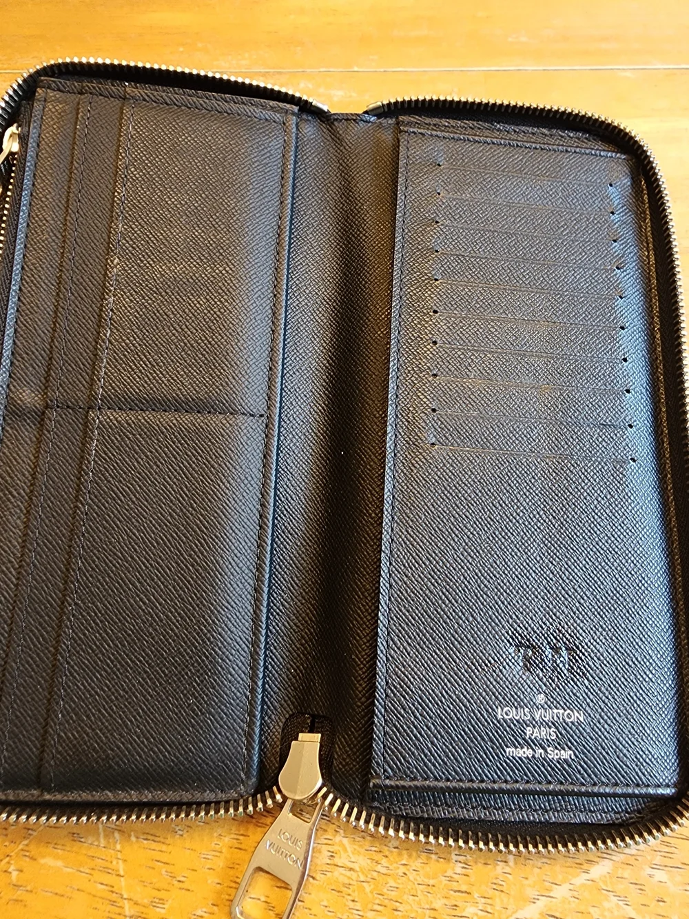 black Louis Vuitton Taiga leather Zippy Vertical zip-around wallet ZIPPER FLAW